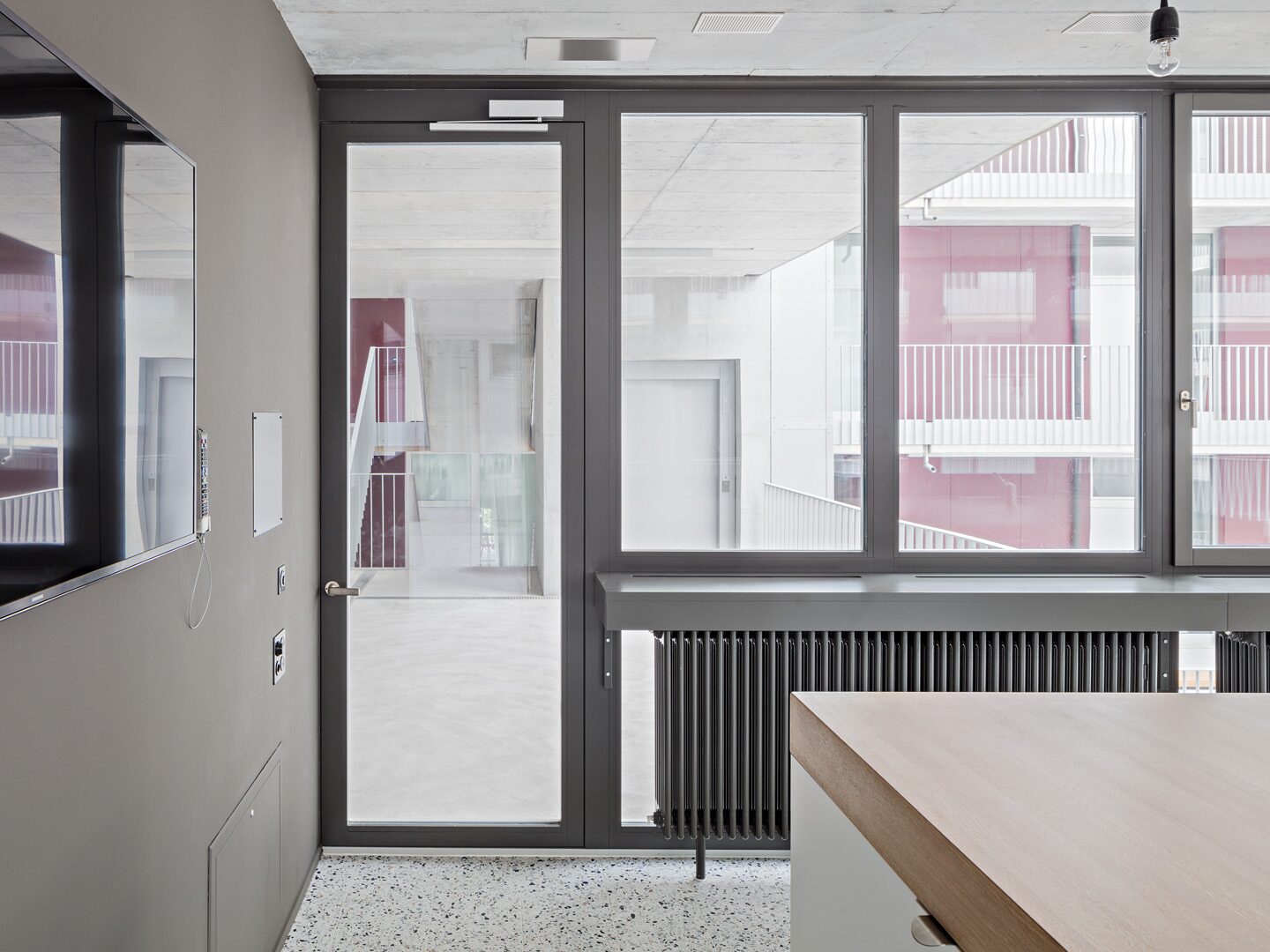 MINMAX — Innenhof Laubengang