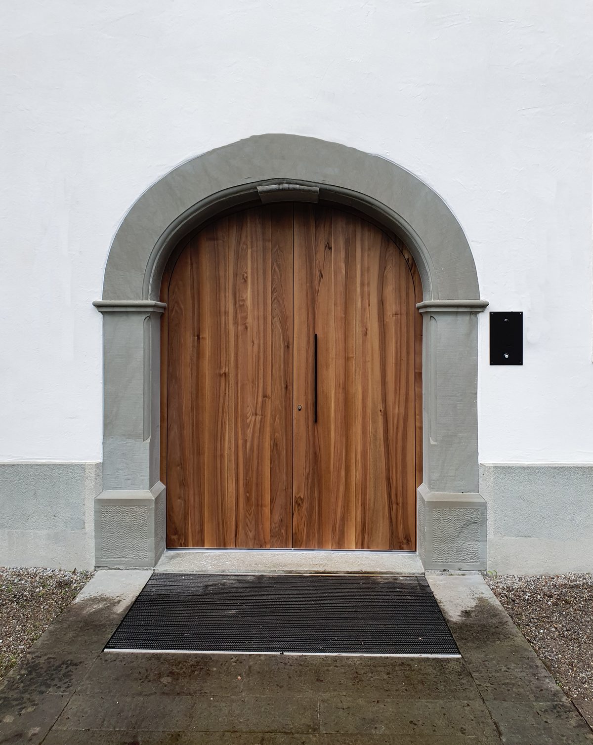 Eingangstür mit Rundbogenform