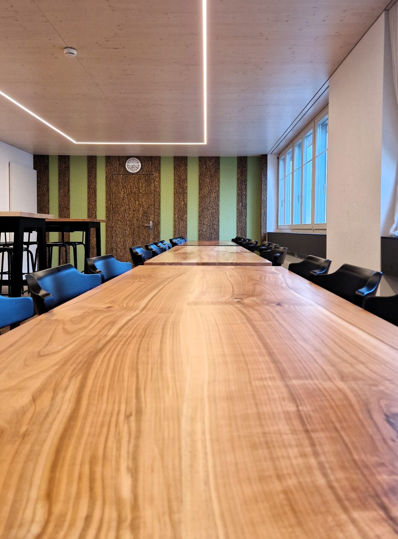 Neue Kantine — Akustikdecke mit mikroperforierten Dreischichtplatten